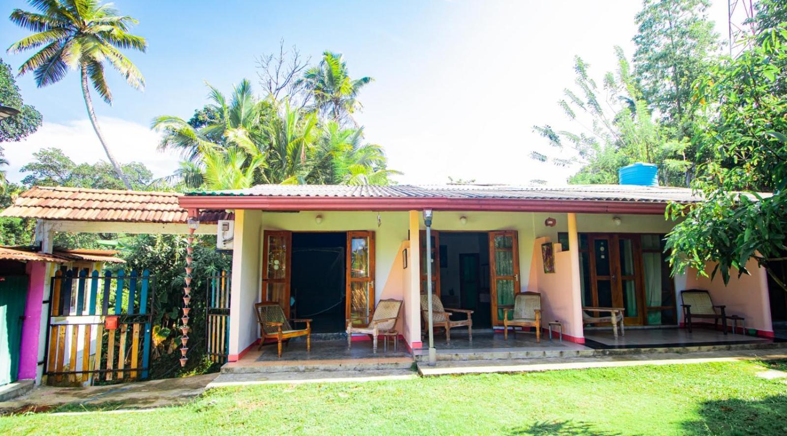 Hilltop Bungalow Hotel Mirissa Exterior photo